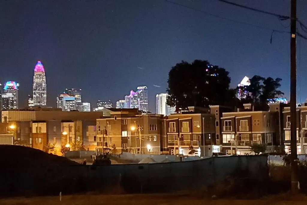 Suite 6, Sleep 3, Walk To Attractions In Uptown-1