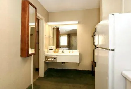 Econo Lodge Inn & Suites Charlotte-3